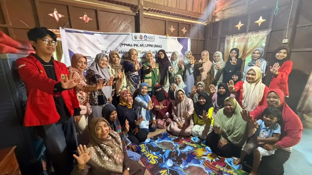 Tim pengabdian Unhas dan KWT Bima Kencana bersinergi mencegah stunting melalui inovasi susu pasteurisasi bergizi. (Foto: Dok.Pribadi).